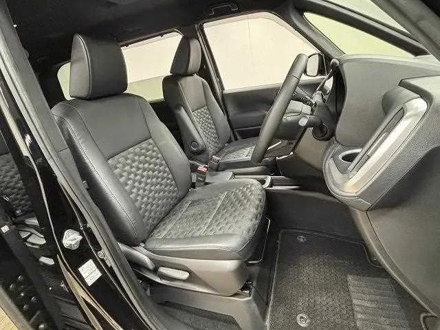 Toyota Voxy 2023 — миниатюра 2