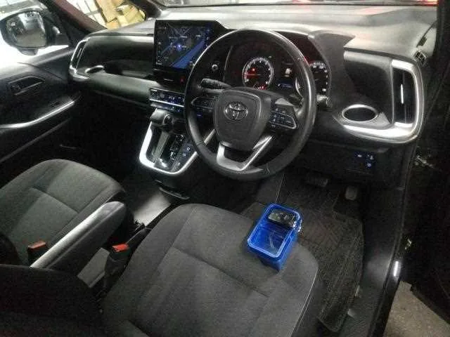 Toyota Voxy 2023 — миниатюра 3