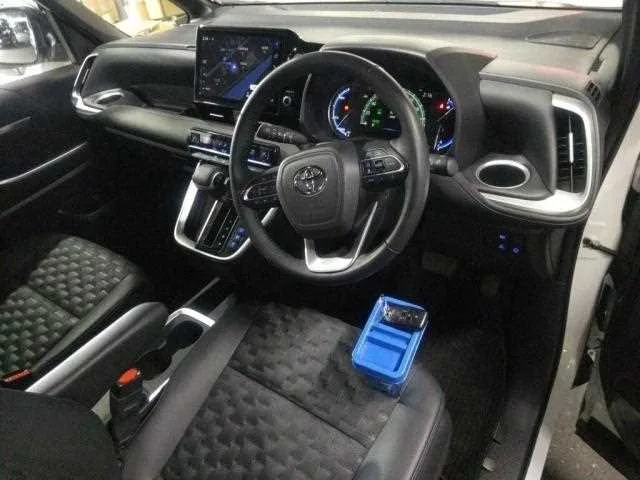 Toyota Voxy 2024 — миниатюра 3