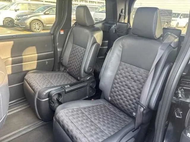 Toyota Voxy 2024 — миниатюра 2