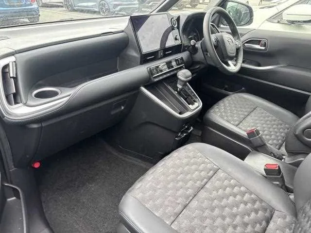 Toyota Voxy 2023 — миниатюра 2