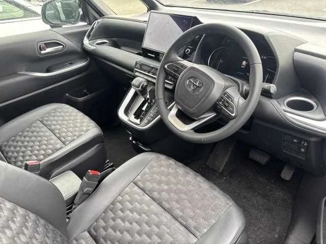 Toyota Voxy 2023 — миниатюра 5