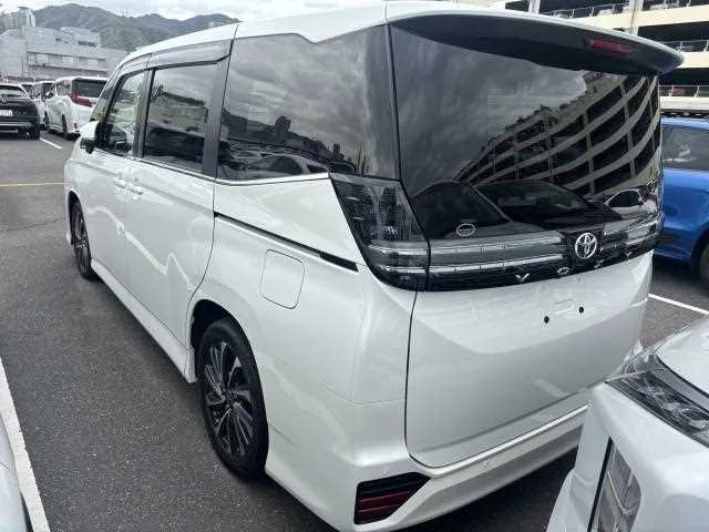 Toyota Voxy 2023 — миниатюра 2