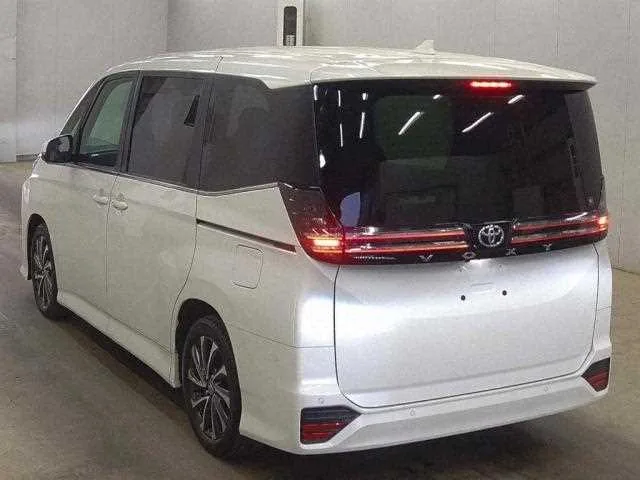 Toyota Voxy 2024 — миниатюра 2