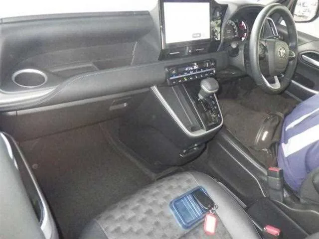 Toyota Voxy 2024 — миниатюра 3