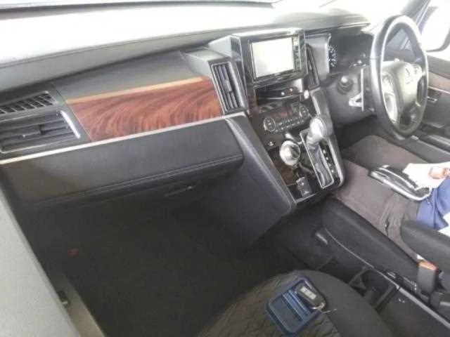Mitsubishi Delica D:5 2023 — миниатюра 3
