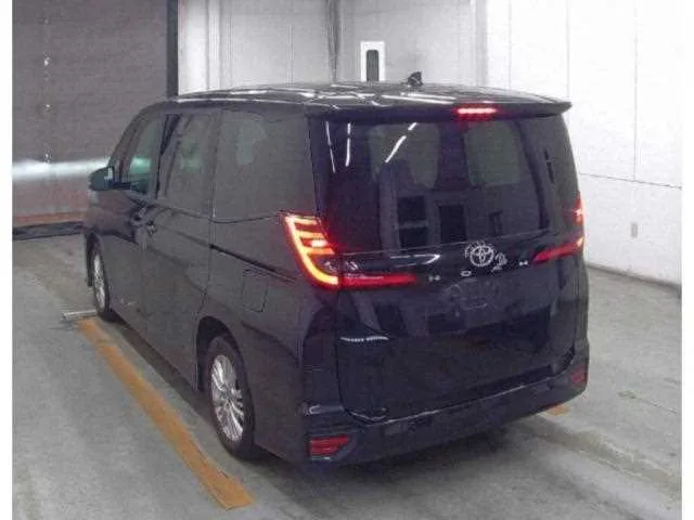 Toyota Noah 2022 — миниатюра 2