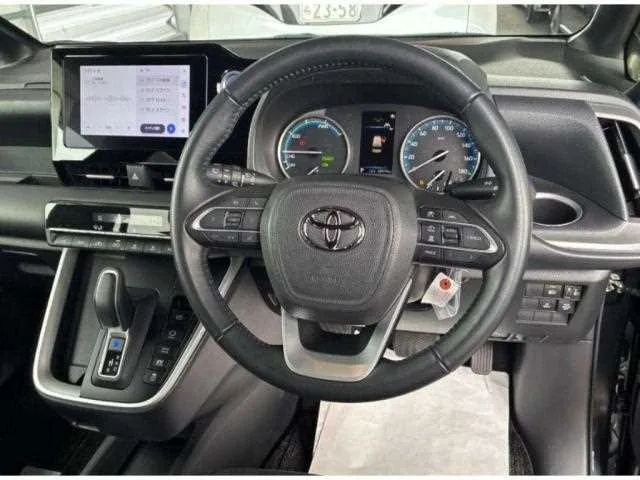 Toyota Voxy 2022 — миниатюра 3