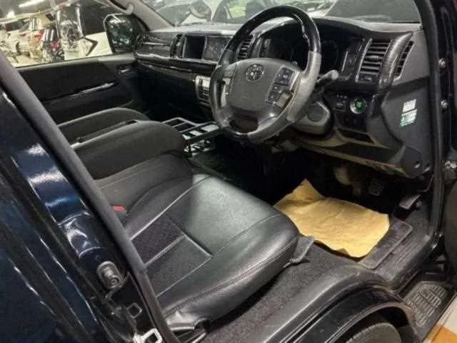 Toyota Hiace Wagon 2023 — миниатюра 3