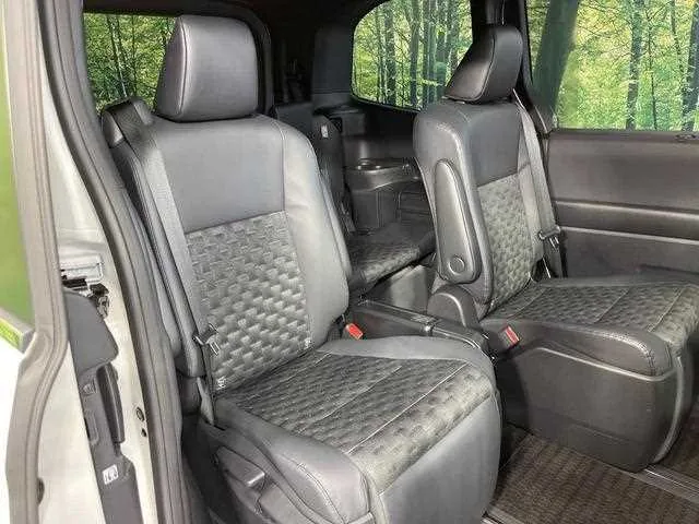Toyota Voxy 2023 — миниатюра 3