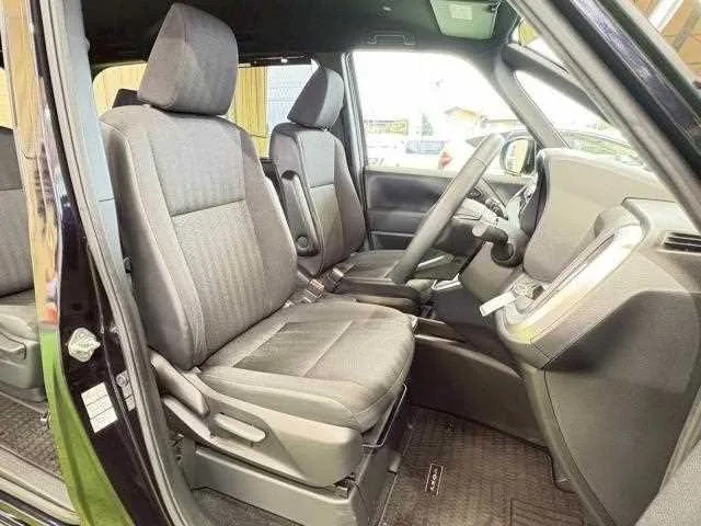 Toyota Voxy 2022 — миниатюра 3
