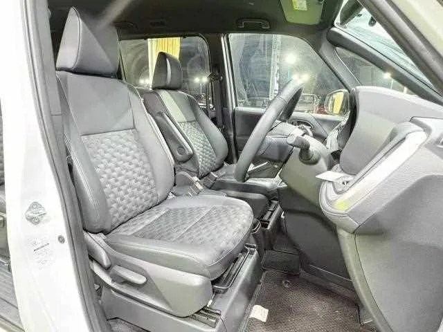 Toyota Voxy 2025 — миниатюра 3