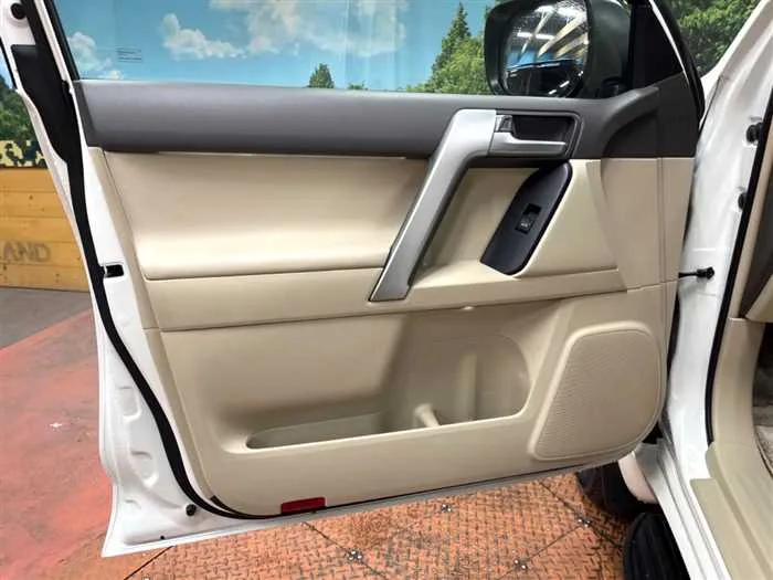 Toyota Land Cruiser Prado 2023 — миниатюра 5