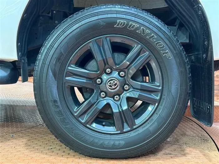 Toyota Hilux 2023 — миниатюра 2