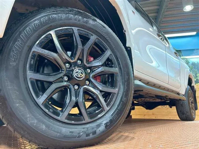 Toyota Hilux 2023 — миниатюра 2