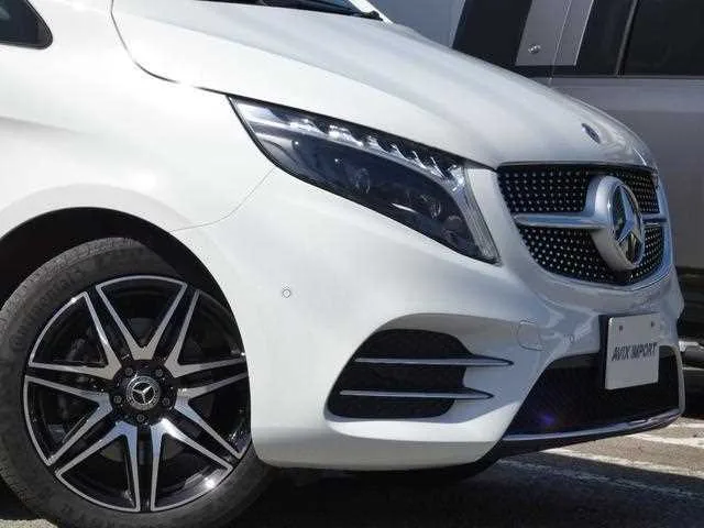 Mercedes-Benz V-Class 2023 — миниатюра 2