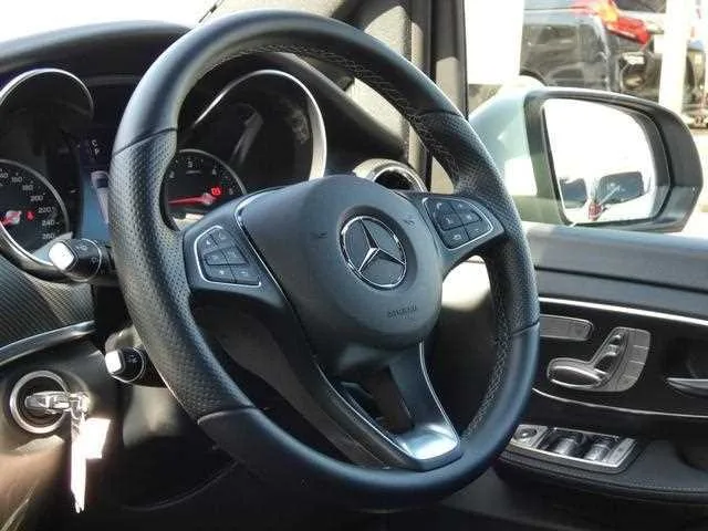 Mercedes-Benz V-Class 2023 — миниатюра 3