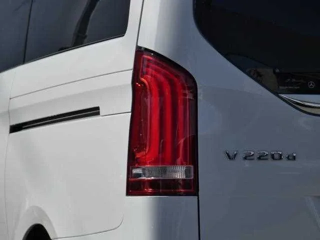Mercedes-Benz V-Class 2023 — миниатюра 4