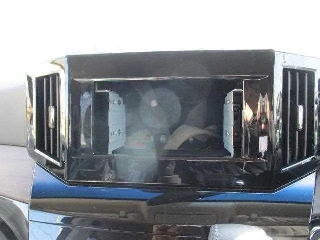 Nissan Elgrand 2026 — миниатюра 2