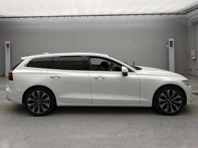 Volvo V60 2022 — миниатюра 2