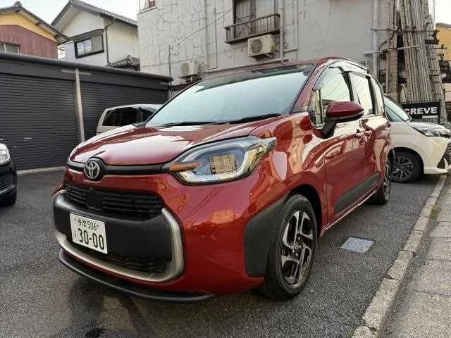 Toyota Sienta 2022 — фото 1, купить с доставкой в Москву