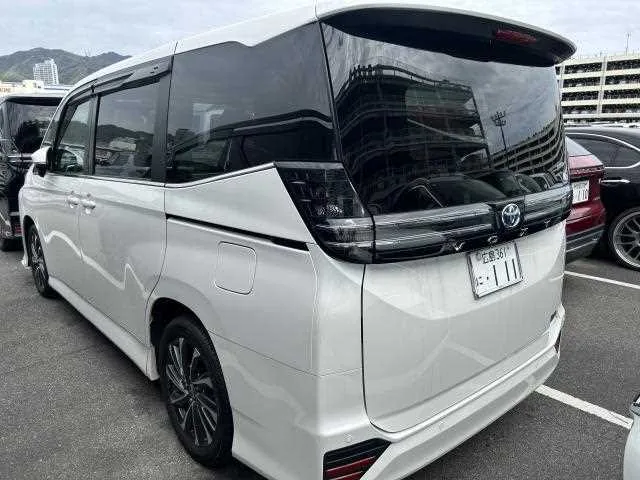 Toyota Voxy 2024 — миниатюра 2