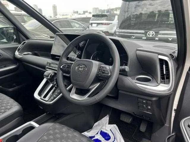 Toyota Voxy 2024 — миниатюра 3