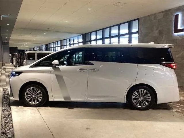 Toyota Alphard Hybrid 2023 — миниатюра 5