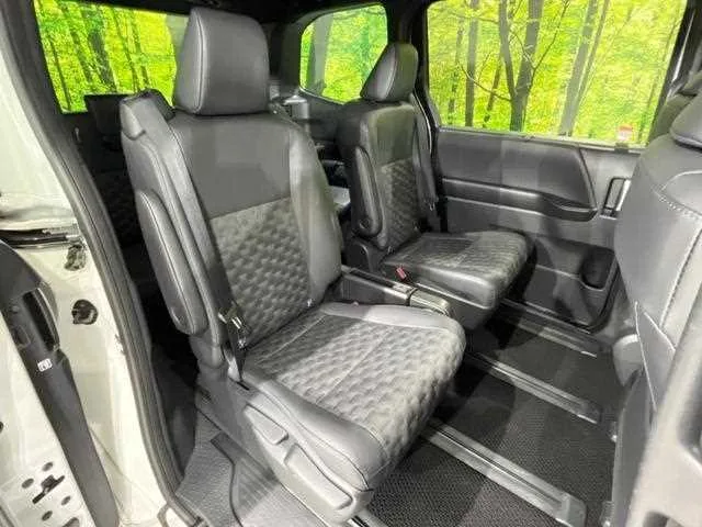 Toyota Voxy 2025 — миниатюра 3