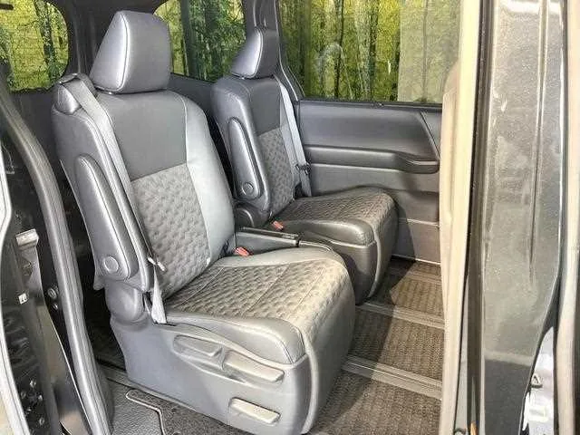 Toyota Voxy 2022 — миниатюра 3