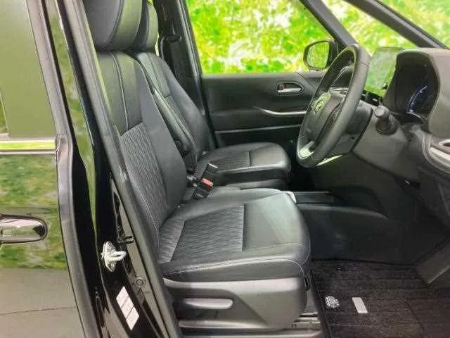 Toyota Noah 2022 — миниатюра 2