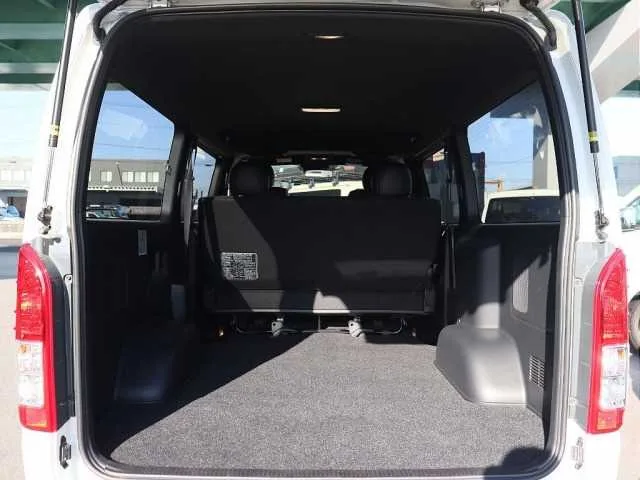 Toyota Hiace Van 2022 — миниатюра 3