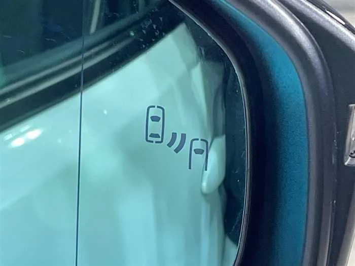Toyota Prius 2023 — миниатюра 2