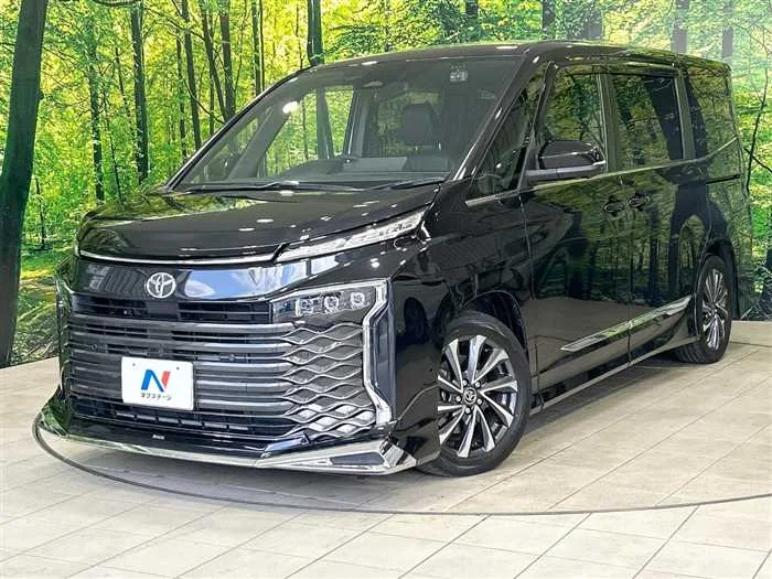 Toyota Voxy 2022 — фото 1, купить с доставкой в Москву