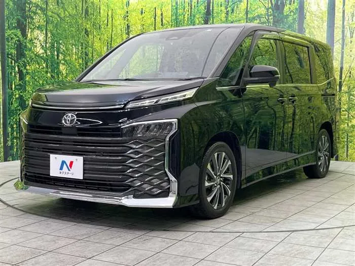 Toyota Voxy 2023 — миниатюра 2