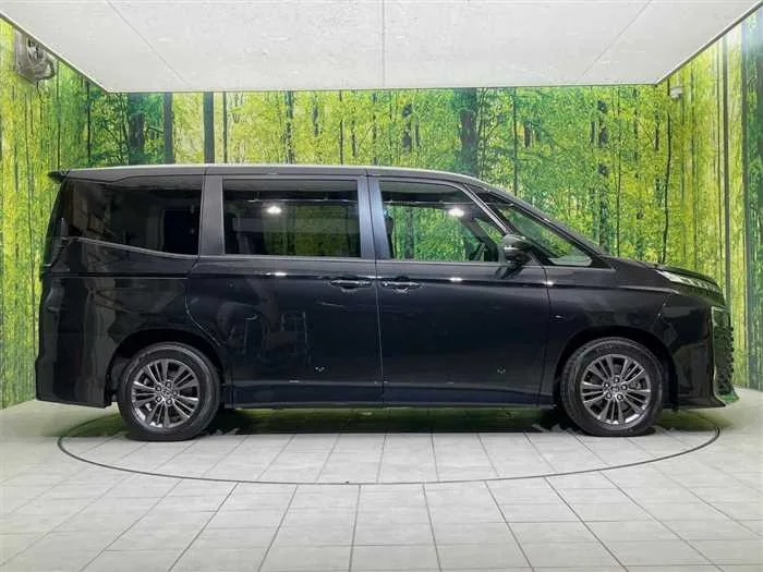Toyota Voxy 2023 — миниатюра 3