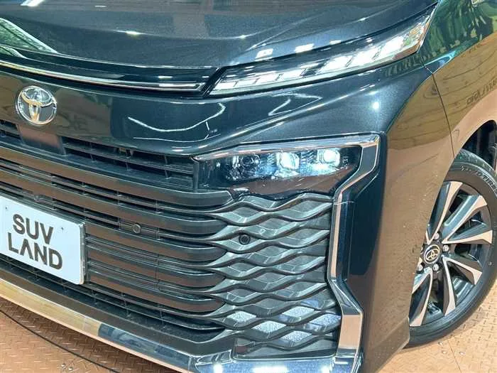 Toyota Voxy 2023 — миниатюра 2