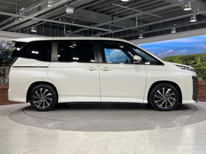 Toyota Voxy 2023 — миниатюра 3