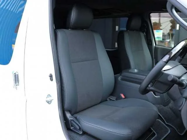 Toyota Hiace Van 2025 — миниатюра 3