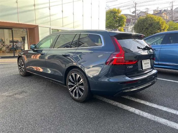 Volvo V60 2023 — миниатюра 3