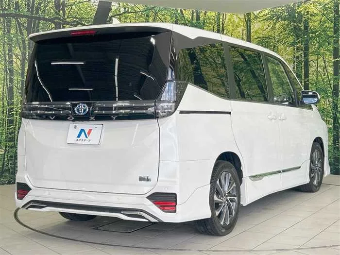 Toyota Voxy 2023 — миниатюра 3