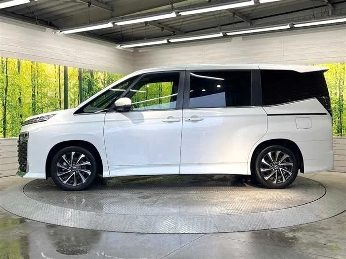 Toyota Voxy 2023 — миниатюра 3