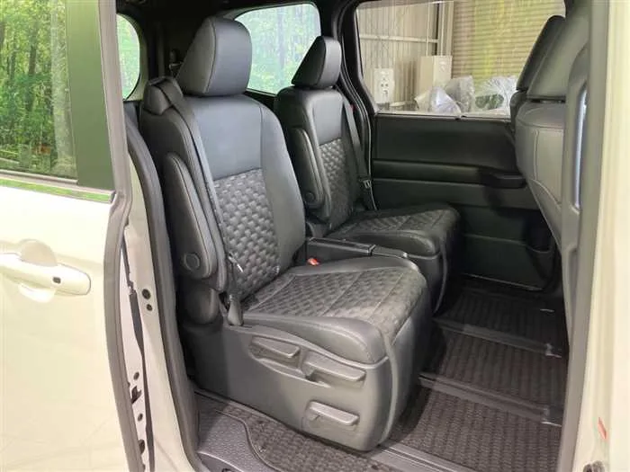 Toyota Voxy 2023 — миниатюра 5