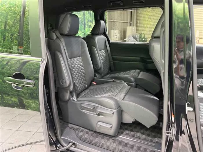 Toyota Voxy 2024 — миниатюра 3