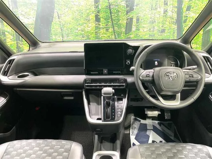 Toyota Voxy 2025 — миниатюра 2