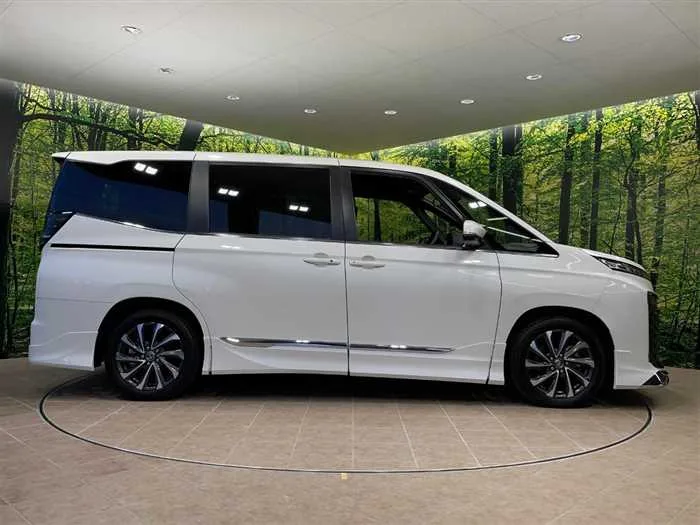 Toyota Voxy 2023 — миниатюра 5