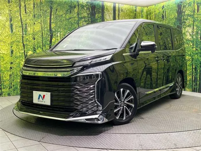 Toyota Voxy 2022 — фото 1, купить с доставкой в Москву