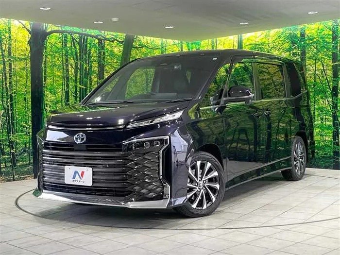 Toyota Voxy 2023 — фото 1, купить с доставкой в Москву