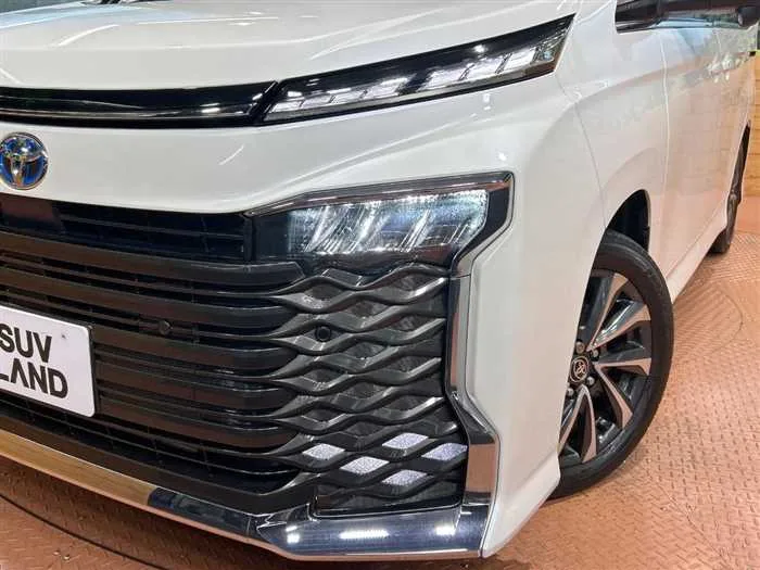 Toyota Voxy 2023 — миниатюра 2