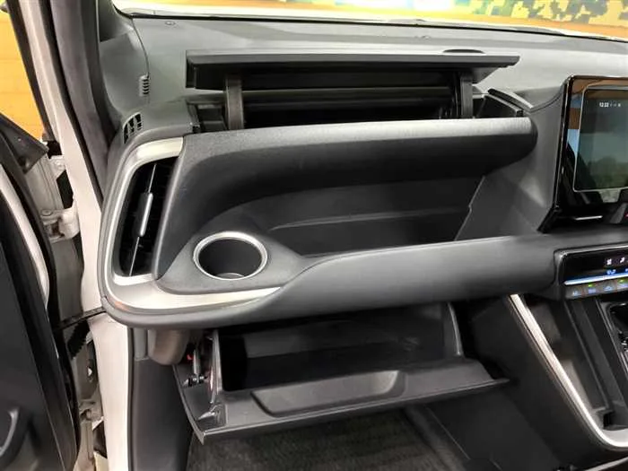 Toyota Noah 2023 — миниатюра 2